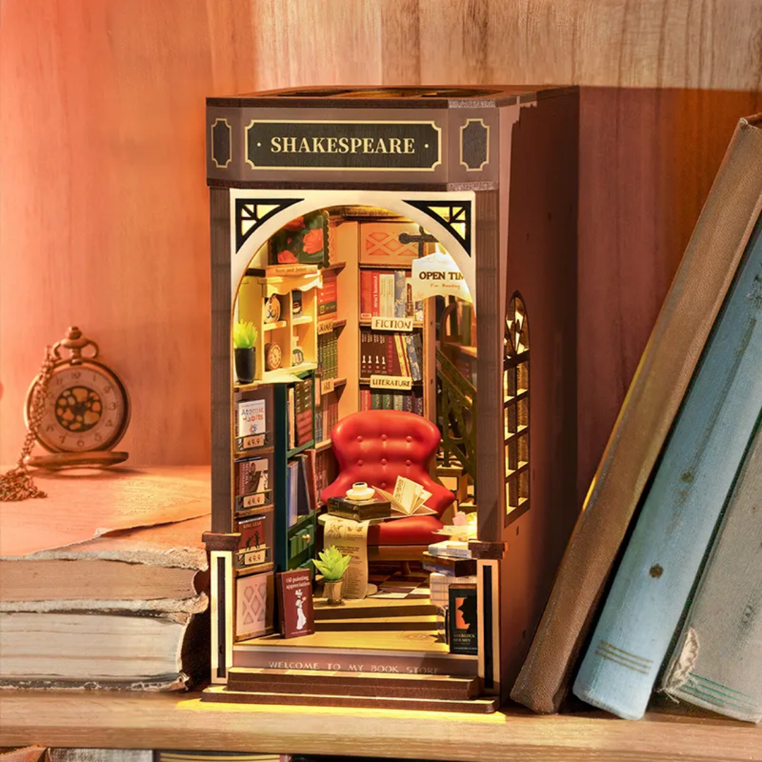 DIY Book Nook - Shakespeare Bookstore | Rolife – nápad na dárek