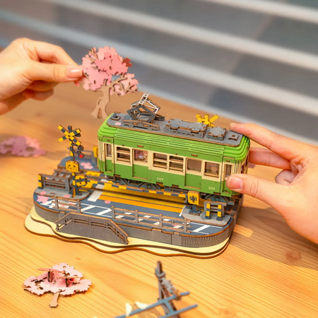 Sakura Journey – 3D puzzle Robotime, tramvaj mezi rozkvetlými třešněmi (223 dílků)