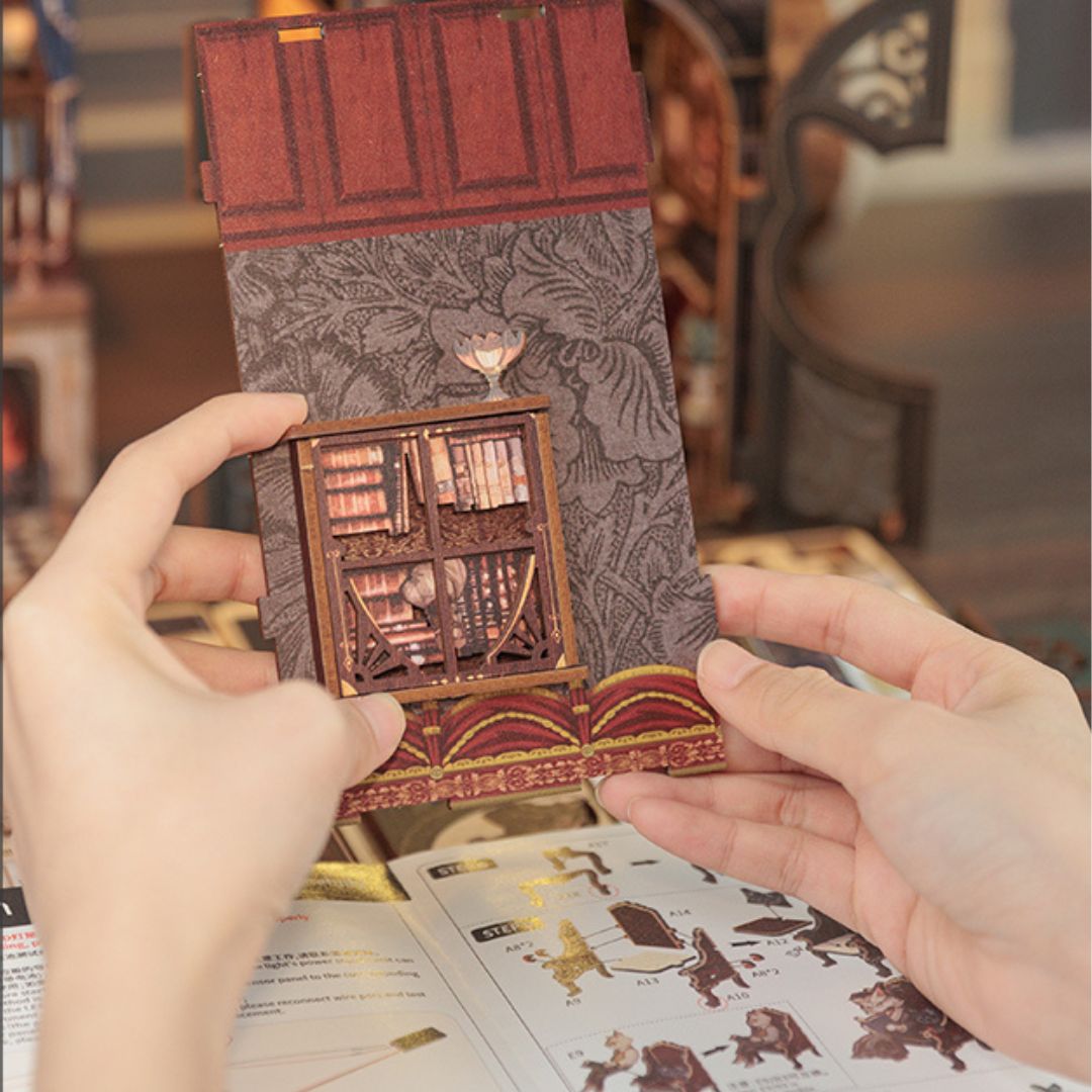 Světélkující kniha na polici – DIY Book Nook - Count Cat's Study | Cutebee Miniaturní dům