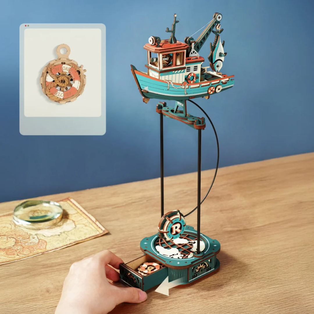 Lucky Trawler – 3D puzzle ROKR, rybářský kutr s hrací skříňkou na výkyvném stojanu – LED osvětlení po setmění