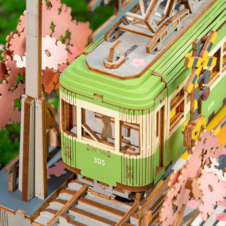 Sakura Journey – 3D puzzle Robotime, tramvaj mezi rozkvetlými třešněmi (223 dílků)