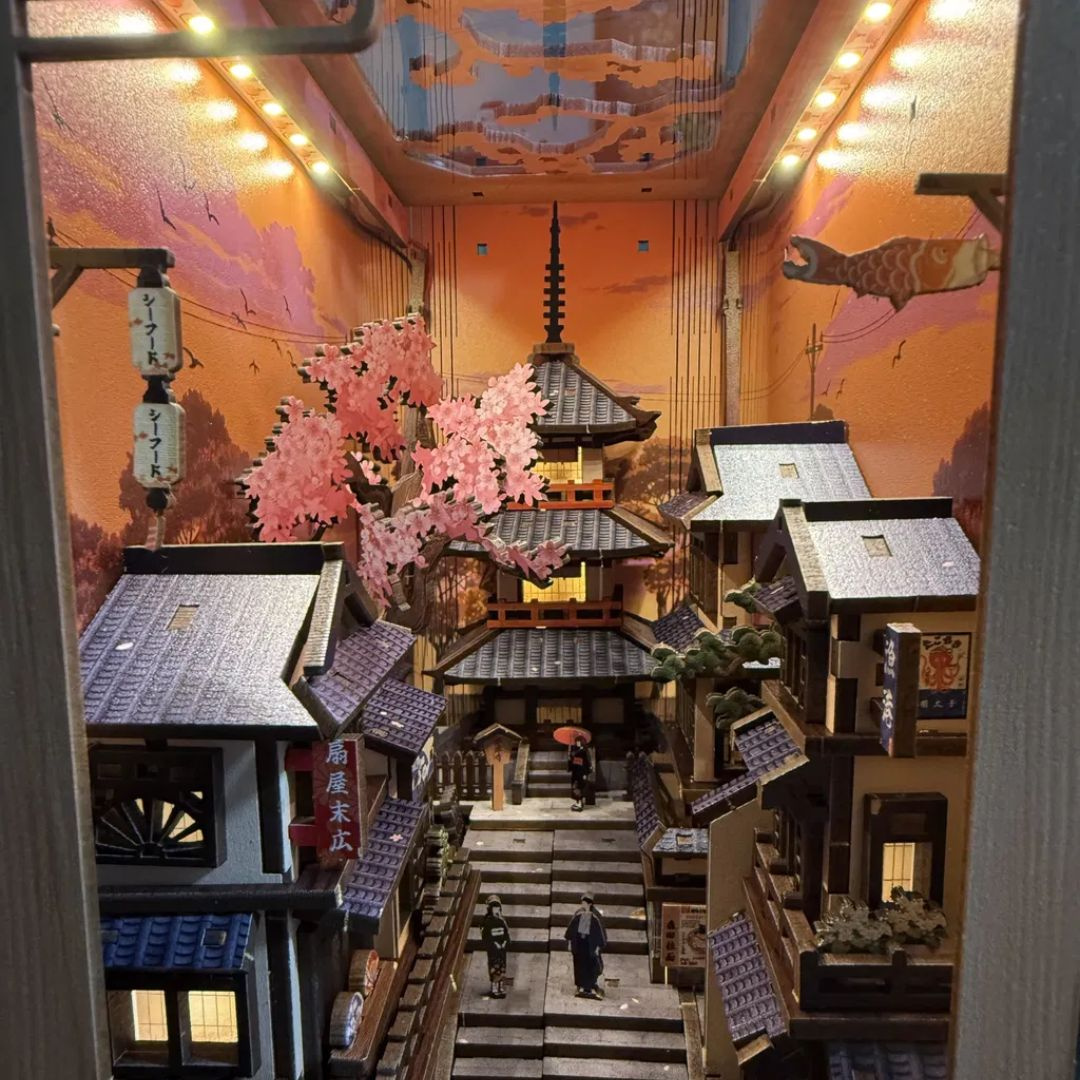 Twilight Sakura Path – DIY Book Nook CuteBee | 3D puzzle Dárek – LED osvětlení po setmění