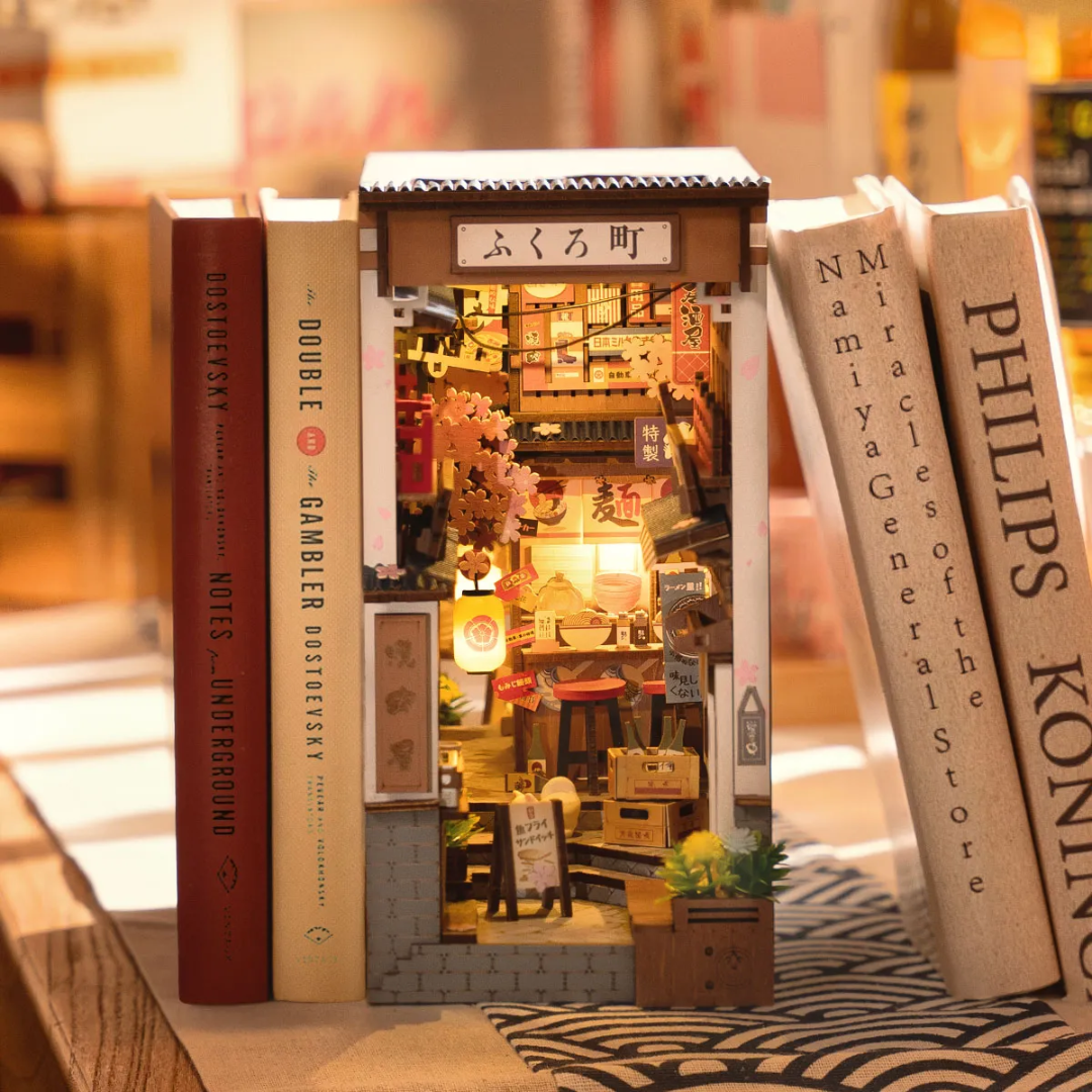 DIY Book Nook - Sakura Wine Alley | Robotime – nápad na dárek