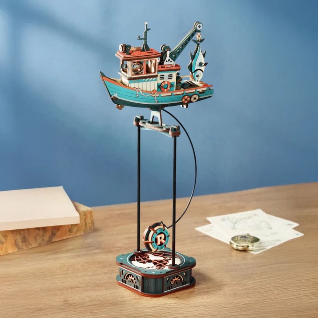 Lucky Trawler – 3D puzzle ROKR, rybářský kutr s hrací skříňkou na výkyvném stojanu