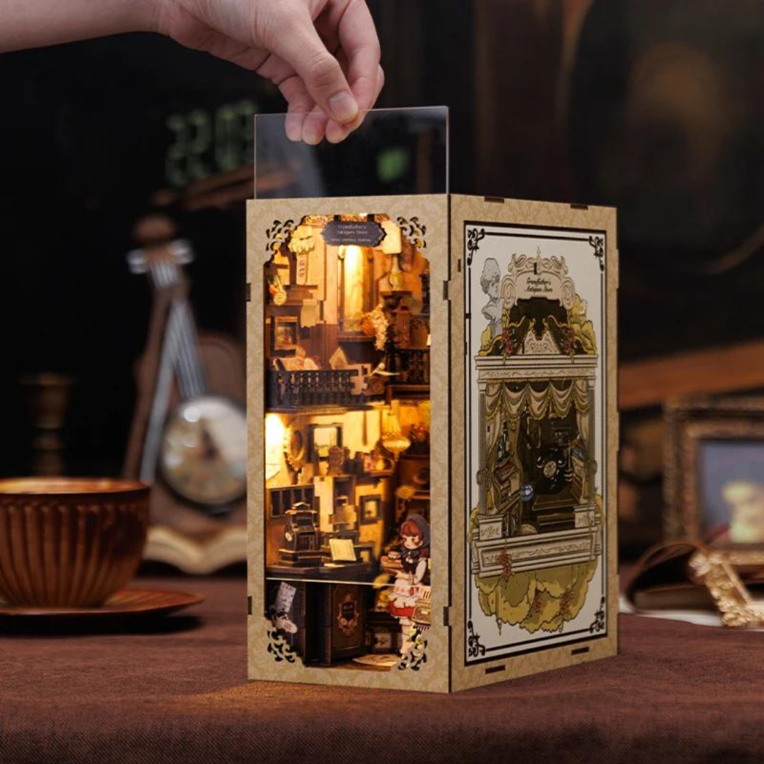 DIY Book Nook - Obchod se starožitnostmi | Cutebee 3D miniatura domu – LED osvětlení po setmění