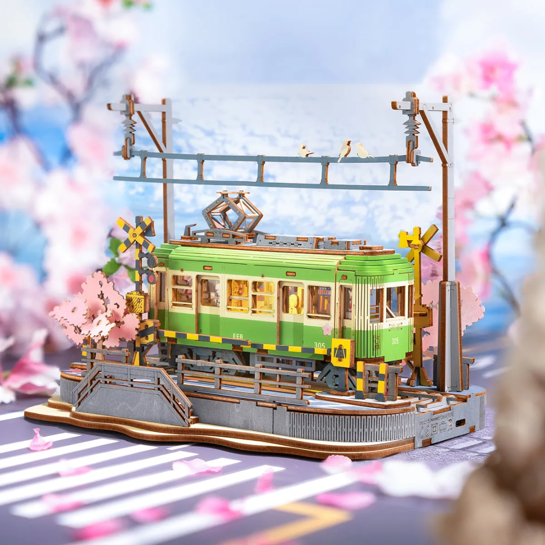 Sakura Journey – 3D puzzle Robotime, tramvaj mezi rozkvetlými třešněmi (223 dílků) – nápad na dárek