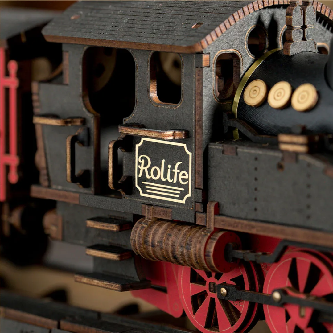 Nýtovaná kabina a cedulky – Steam Journey – 3D puzzle Robotime, parní lokomotiva (405 dílků)