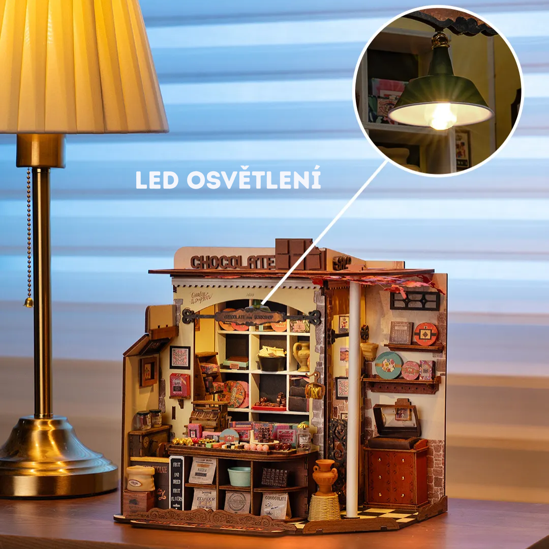 3D mini dům Čokoládovna DG174 – zapnuté LED osvětlení vitrínky a interiéru obchodu s čokoládou