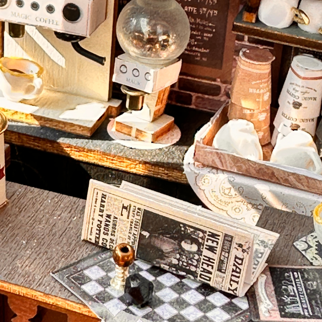 Světlo, které vypráví příběh – DIY Domeček miniatur - Magic Coffee Shop | Domeček miniatur Cutebee