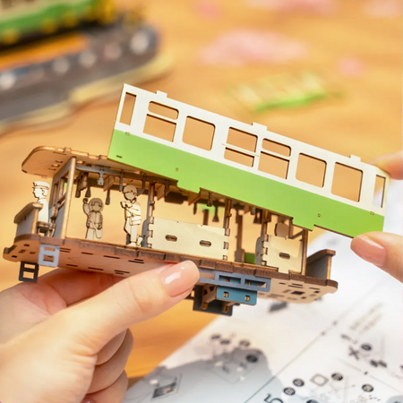 Sakura Journey – 3D puzzle Robotime, tramvaj mezi rozkvetlými třešněmi (223 dílků)