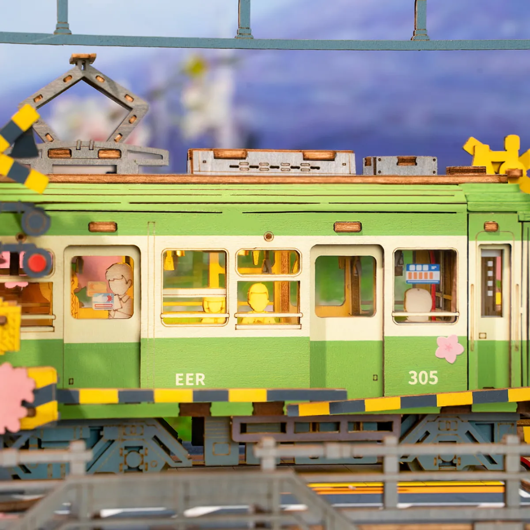 Tramvaj mezi rozkvetlými třešněmi – Sakura Journey – 3D puzzle Robotime, tramvaj mezi rozkvetlými třešněmi (223 dílků)