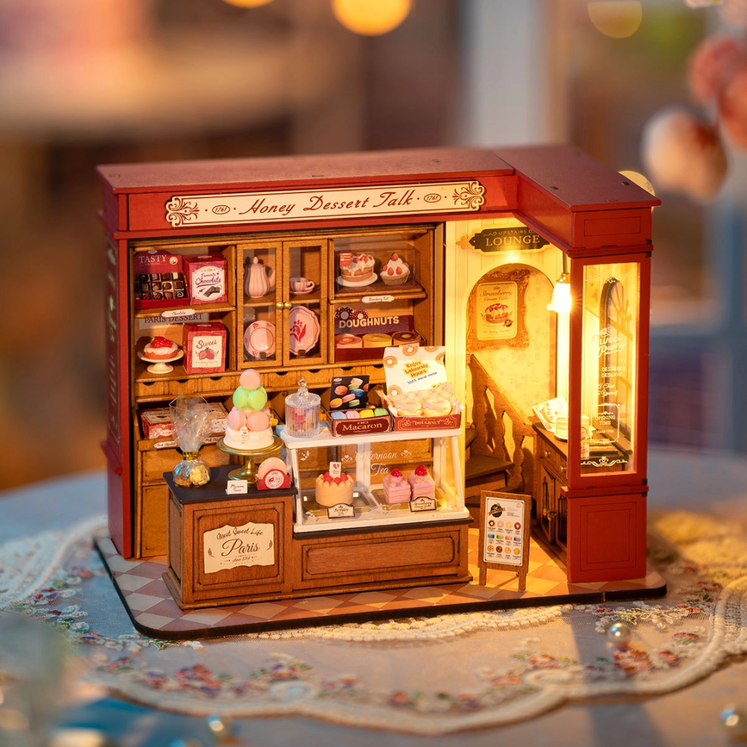 Rolife DG168 Honey Dessert Talk – miniaturní francouzská cukrárna s vitrínou a LED osvětlením