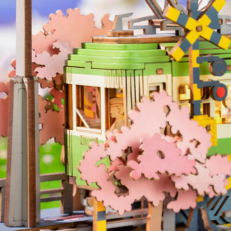 Sakura Journey – 3D puzzle Robotime, tramvaj mezi rozkvetlými třešněmi (223 dílků)